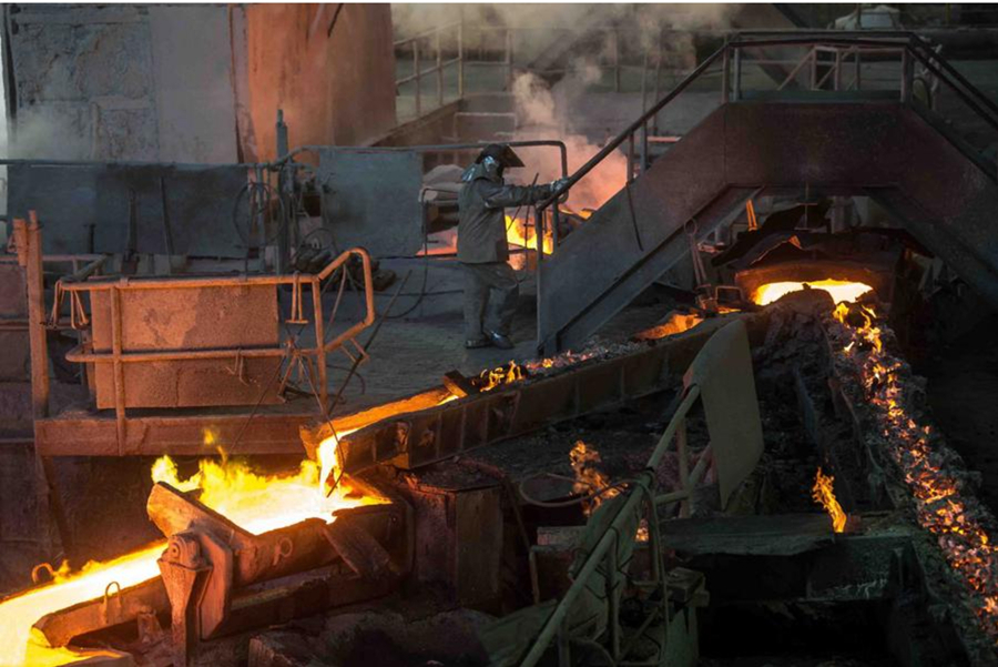 Imagen de archivo de un empleado laborando en las instalaciones de la Fundición de Cobre de la División Ventanas de la Corporación Nacional del Cobre (CODELCO) de Chile, en el pueblo de Las Ventanas, región de Valparaíso, Chile. (Xinhua/Jorge Villegas)