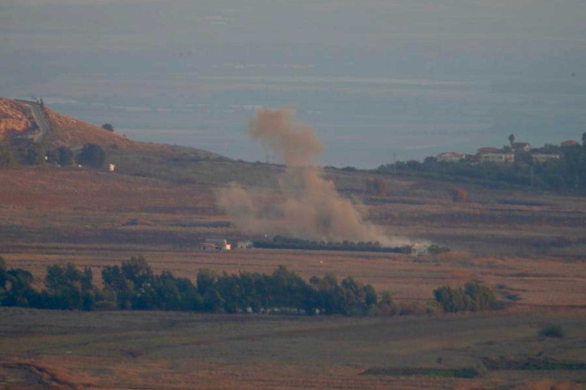 Imagen del 10 de septiembre de 2024 de humo elevándose tras un bombardeo de artillería israelí, en la llanura de Khiam, Líbano. (Xinhua/Ali Hashisho) 