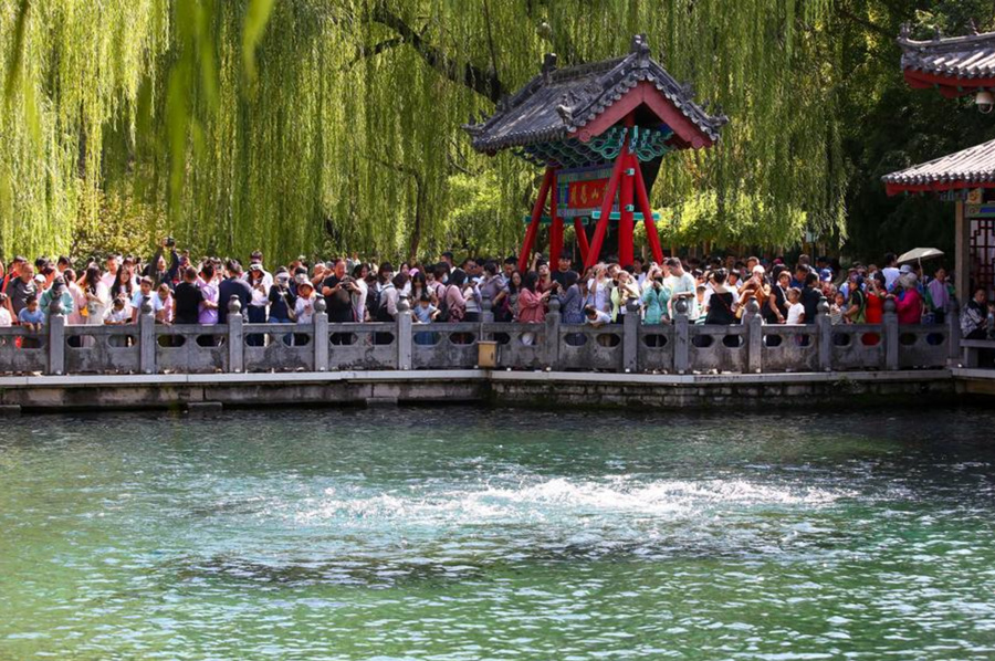 Personas visitan el Manantial Baotu, en Jinan, en la provincia de Shandong, en el este de China, el 15 de septiembre de 2024. (Xinhua/Hao Xincheng) 