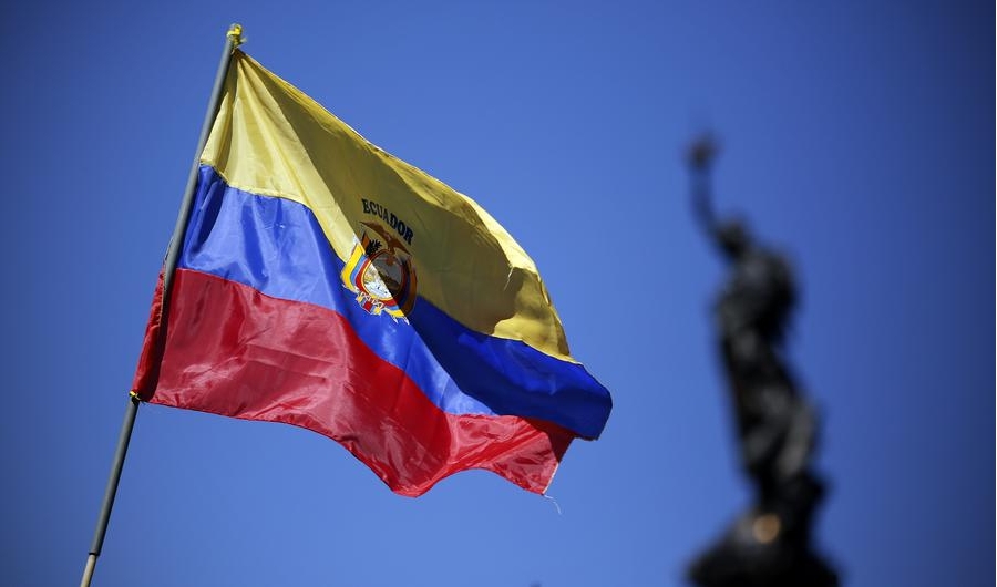 Imagen del 15 de junio de 2015 de una bandera nacional de Ecuador vista frente al Palacio de Carondelet en la capital ecuatoriana, Quito. (Xinhua/Santiago Armas)