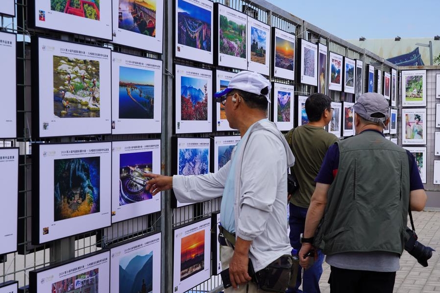 Aficionados a la fotografía visitan una exposición fotográfica durante el 24º Festival Internacional de Fotografía de Pingyao, en el distrito del mismo nombre, ubicado en la provincia septentrional china de Shanxi, el 19 de septiembre de 2024. (Xinhua/Chen Zhihao)