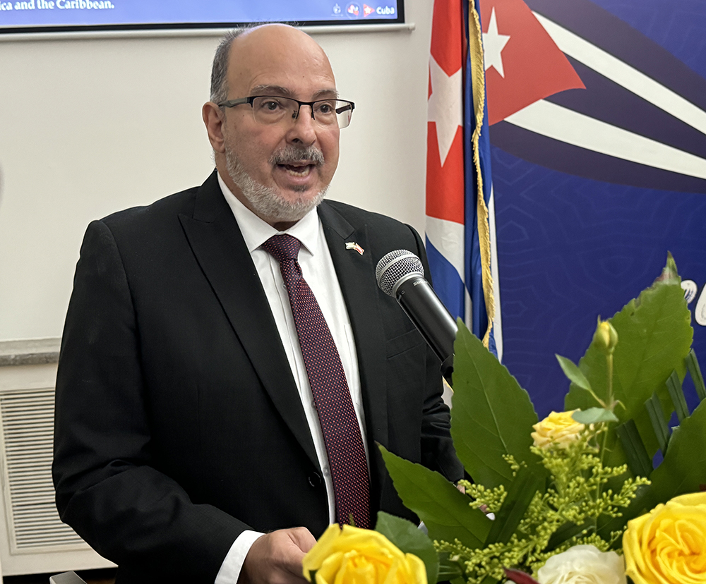 El embajador cubano, Sr. Alberto Blanco Silva, dio sus palabras en el evento de la conmemoración del 64 aniversario del establecimiento de las relaciones diplomáticas entre China y Cuba, y el 60 aniversario de la cooperación bilateral en materia de educación. (Foto: Wu Sixuan/Diario del Pueblo digital)