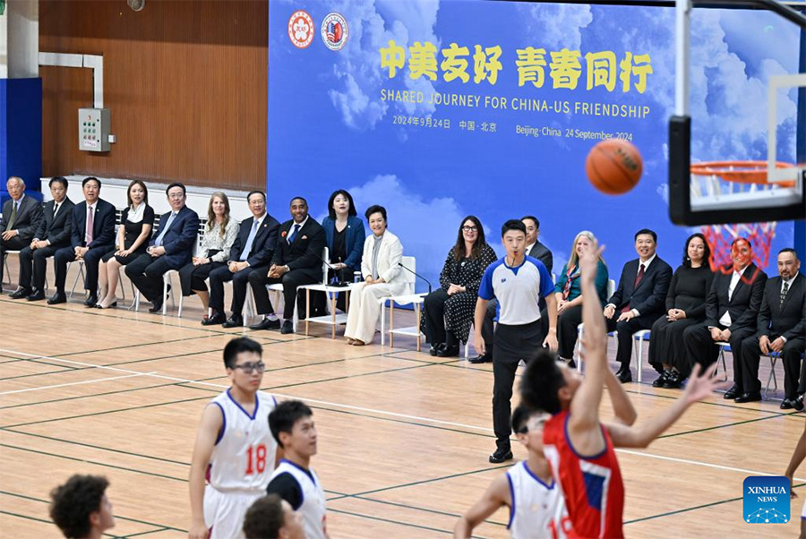 Peng Liyuan asiste a actividad de intercambio cultural y deportivo entre jóvenes de China y EEUU en Beijing