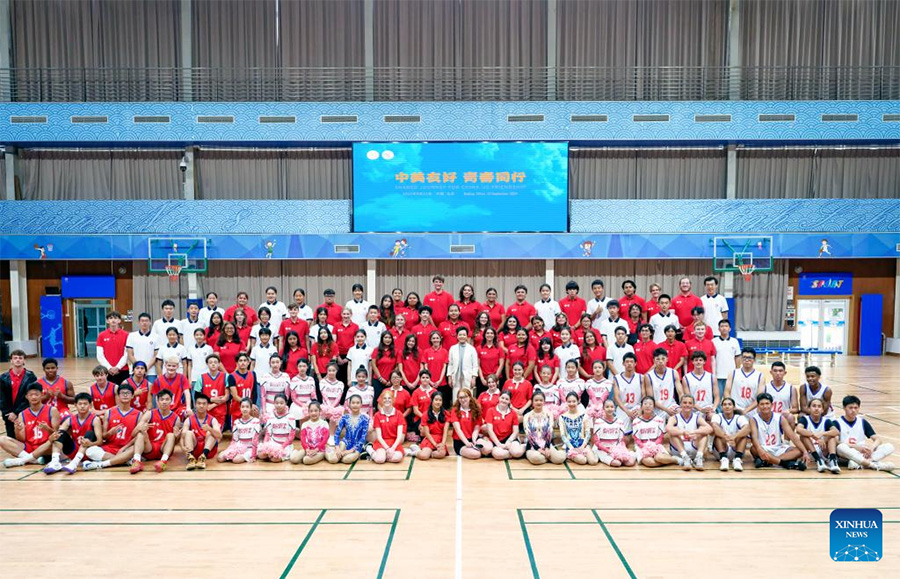 Peng Liyuan asiste a actividad de intercambio cultural y deportivo entre jóvenes de China y EEUU en Beijing