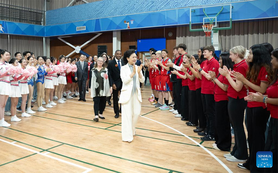 Peng Liyuan asiste a actividad de intercambio cultural y deportivo entre jóvenes de China y EEUU en Beijing