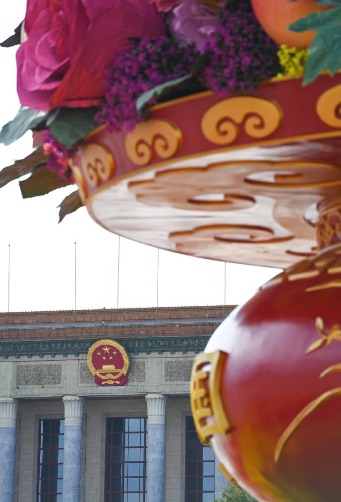 Decoraciones florales adornan Beijing para festividad del Día Nacional