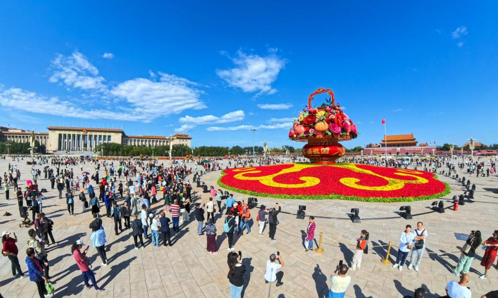 Decoraciones florales adornan Beijing para festividad del Día Nacional