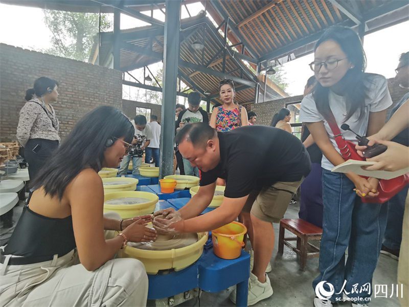 Sichuan: periodistas latinoamericanos visitan lugares emblemáticos del distrito Qionglai