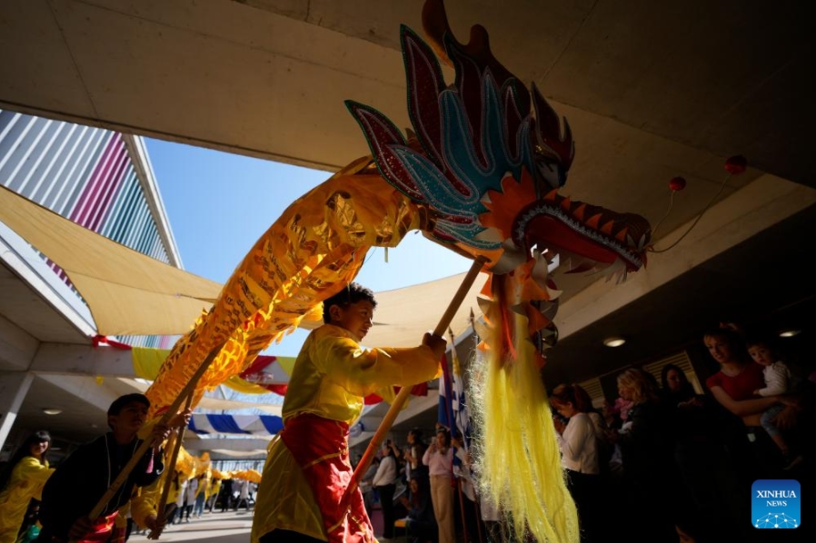 MONTEVIDEO, 28 septiembre, 2024 (Xinhua) -- Imagen del 26 de septiembre de 2024 de estudiantes realizando una presentación de la danza del dragón durante el 20° aniversario de la denominación como República Popular China de una escuela primaria estatal en el barrio Casavalle, en Montevideo, capital de Uruguay. Con coloridas danzas y presentaciones musicales, cientos de niños uruguayos celebraron el 20° aniversario de la denominación como República Popular China de una escuela primaria estatal de Montevideo, que tiene el apoyo de la Embajada china. (Xinhua/Nicolás Celaya)