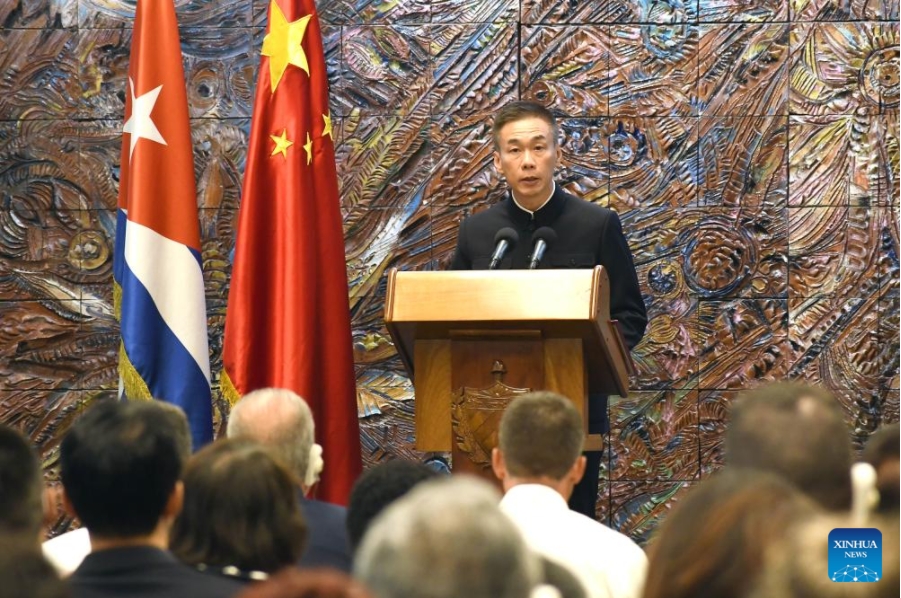 Imagen del 27 de septiembre de 2024 del embajador chino en Cuba, Hua Xin, pronunciando un discurso en la celebración por el 75º aniversario de la fundación de la República Popular China en el Palacio de la Revolución, en La Habana, capital de Cuba. A la celebración, transmitida en vivo por la televisión local desde el Palacio de la Revolución (sede del Ejecutivo cubano), asistieron el presidente del país caribeño, Miguel Díaz-Canel, altos funcionarios del Partido Comunista de Cuba (PCC) y del Gobierno, académicos y representantes de la Embajada de China. (Xinhua/Joaquín Hernández)