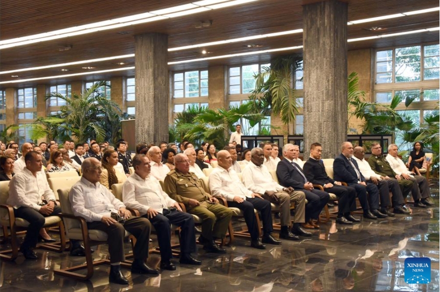 Imagen del 27 de septiembre de 2024 del presidente cubano, Miguel Díaz-Canel (6-i-frente), el embajador chino en Cuba, Hua Xin (5-d-frente), y el primer ministro cubano, Manuel Marrero (4-d-frente), participando en la celebración por el 75º aniversario de la fundación de la República Popular China en el Palacio de la Revolución, en La Habana, capital de Cuba. A la celebración, transmitida en vivo por la televisión local desde el Palacio de la Revolución (sede del Ejecutivo cubano), asistieron el presidente del país caribeño, Miguel Díaz-Canel, altos funcionarios del Partido Comunista de Cuba (PCC) y del Gobierno, académicos y representantes de la Embajada de China. (Xinhua/Joaquín Hernández)