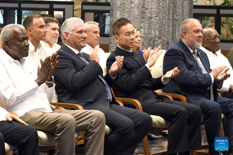 Imagen del 27 de septiembre de 2024 del presidente cubano, Miguel Díaz-Canel (2-i-frente), el embajador chino en Cuba, Hua Xin (c-frente), y el primer ministro cubano, Manuel Marrero (2-d-frente), participando en la celebración por el 75º aniversario de la fundación de la República Popular China en el Palacio de la Revolución, en La Habana, capital de Cuba. A la celebración, transmitida en vivo por la televisión local desde el Palacio de la Revolución (sede del Ejecutivo cubano), asistieron el presidente del país caribeño, Miguel Díaz-Canel, altos funcionarios del Partido Comunista de Cuba (PCC) y del Gobierno, académicos y representantes de la Embajada de China. (Xinhua/Joaquín Hernández)