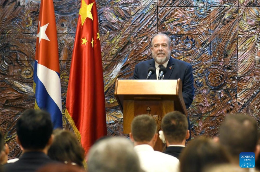 Imagen del 27 de septiembre de 2024 del primer ministro cubano, Manuel Marrero, pronunciando un discurso en la celebración por el 75º aniversario de la fundación de la República Popular China en el Palacio de la Revolución, en La Habana, capital de Cuba. A la celebración, transmitida en vivo por la televisión local desde el Palacio de la Revolución (sede del Ejecutivo cubano), asistieron el presidente del país caribeño, Miguel Díaz-Canel, altos funcionarios del Partido Comunista de Cuba (PCC) y del Gobierno, académicos y representantes de la Embajada de China. (Xinhua/Joaquín Hernández)