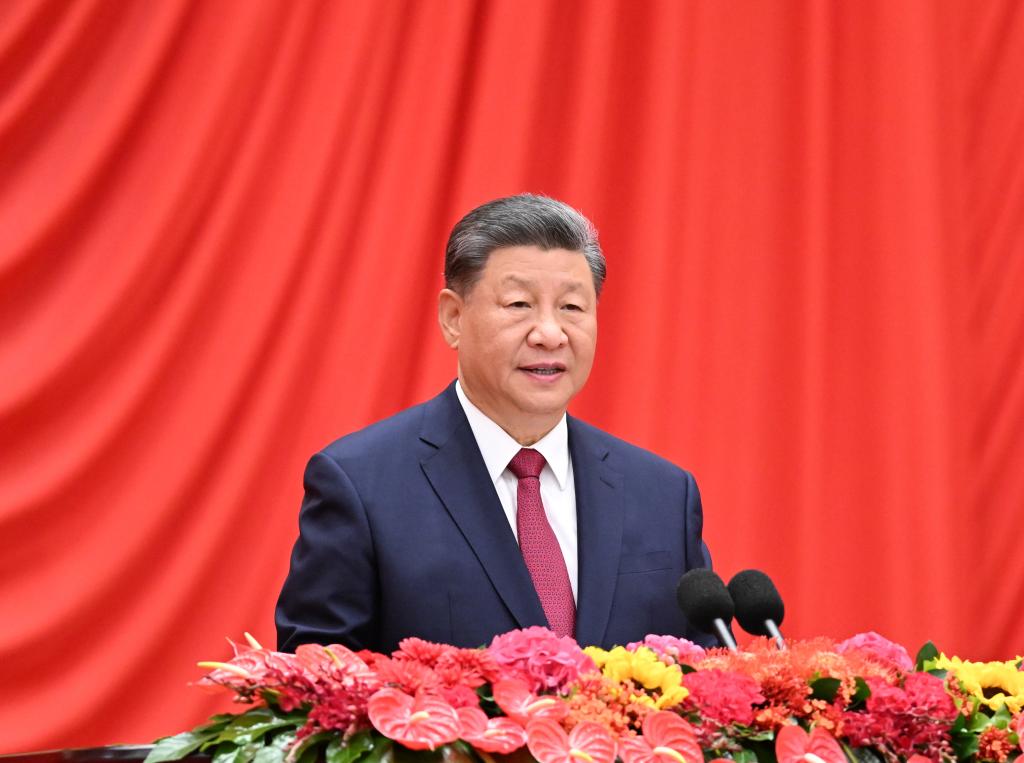 BEIJING, 30 septiembre, 2024 (Xinhua) -- El presidente chino, Xi Jinping, también secretario general del Comité Central del Partido Comunista de China (PCCh) y presidente de la Comisión Militar Central, pronuncia un discurso durante una recepción celebrada con motivo del 75º aniversario de la fundación de la República Popular China, en el Gran Palacio del Pueblo, en Beijing, capital de China, el 30 de septiembre de 2024. (Xinhua/Xie Huanchi)