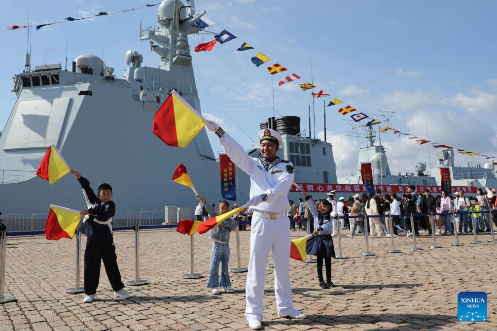 Buques navales de China se abren al público durante vacaciones del Día Nacional