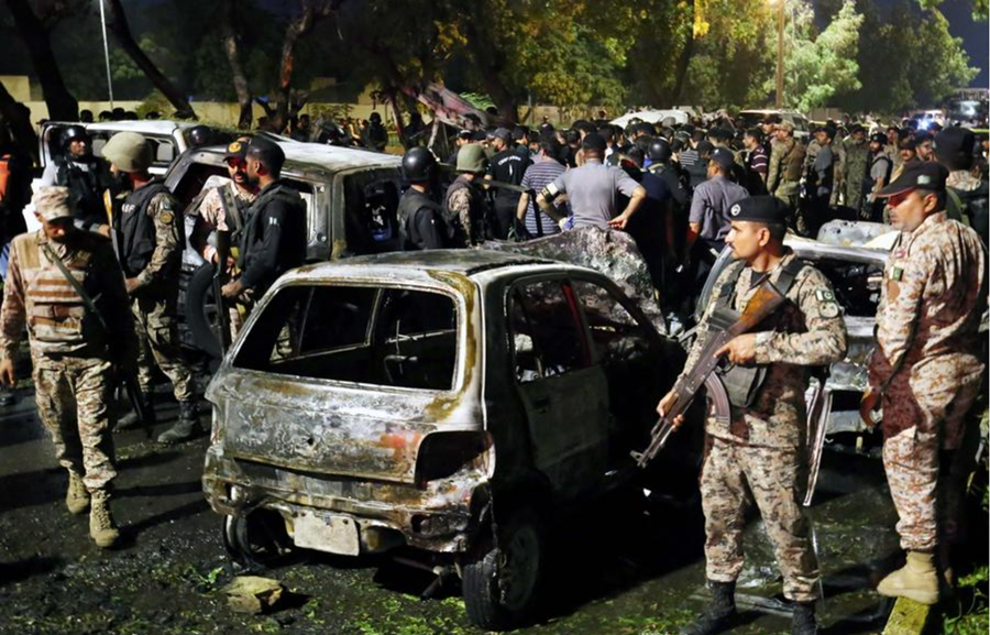 Imagen del 7 de octubre de 2024 de coches destruidos en el lugar de un ataque terrorista cerca del Aeropuerto Internacional Jinnah en Karachi, la capital de la provincia de Sindh, en el sur de Pakistán. Dos ciudadanos chinos murieron, otro resultó herido y varios ciudadanos paquistaníes murieron y resultaron heridos en un ataque terrorista ocurrido en la noche del domingo en la ciudad portuaria de Karachi, en el sur de Pakistán, confirmó la Embajada de China en Pakistán. (Xinhua/Str)