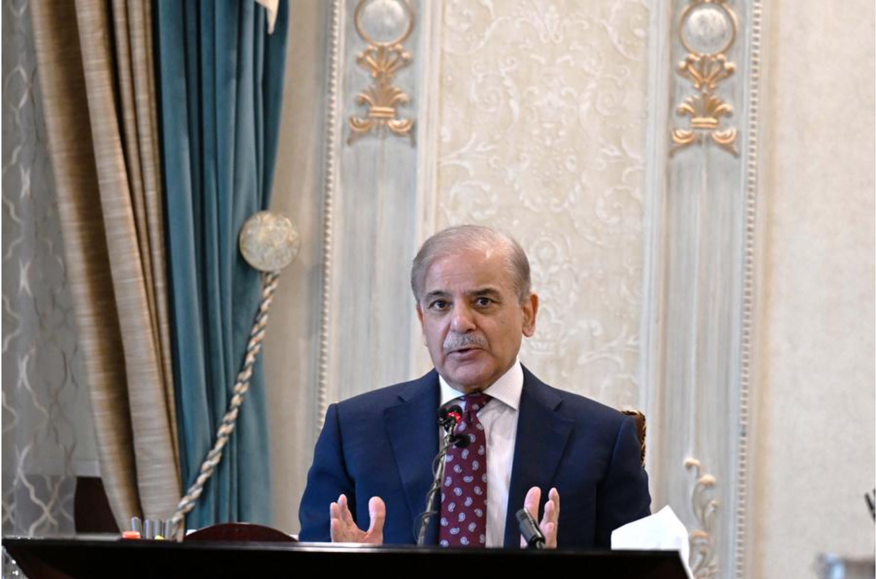 El primer ministro paquistaní, Shehbaz Sharif, habla durante una entrevista con medios de comunicación chinos en Islamabad, capital de Pakistán, el 2 de octubre de 2024. (Xinhua/Ahmad Kamal) 