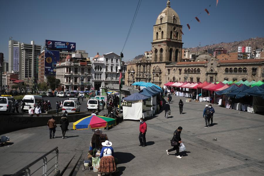 Imagen de archivo de personas caminando por la plaza mayor de San Francisco, en el centro de La Paz, Bolivia. (Xinhua/Mateo Romay)