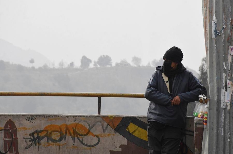 Imagen del 9 de septiembre de 2024 de un hombre portando un cubrebocas ante el aumento de la contaminación atmosférica, en La Paz, Bolivia. La ciudad boliviana de La Paz, sede del Gobierno de Bolivia situada en la región oeste del país, atraviesa desde principios de mes una de las peores crisis de contaminación atmosférica de su historia por causa de los incendios forestales, afirmó el jueves la jefa de la Unidad de Servicios Ambientales de La Paz, Gabriela Rivera. (Xinhua/Str) 