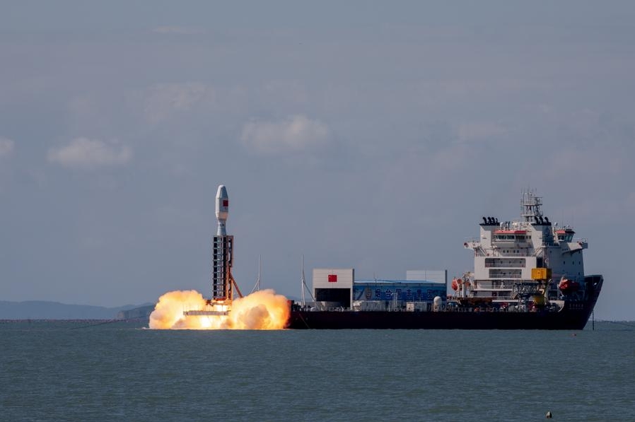 Un cohete portador Smart Dragon-3, con ocho satélites a bordo, despega de las aguas cercanas a la ciudad de Haiyang, en la provincia oriental china de Shandong, el 24 de septiembre de 2024. (Xinhua/Guo Houze)