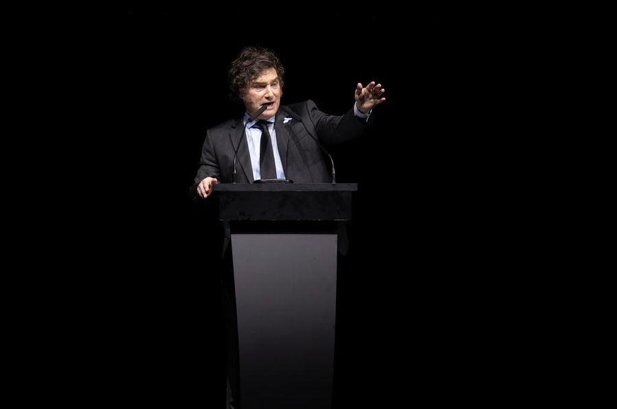 Imagen del 22 de mayo de 2024 del presidente argentino, Javier Milei, hablando durante la presentación de su nuevo libro, "Capitalismo, socialismo y la trampa neoclásica", en el estadio Luna Park, en la ciudad de Buenos Aires, capital de Argentina. (Xinhua/Martín Zabala) 