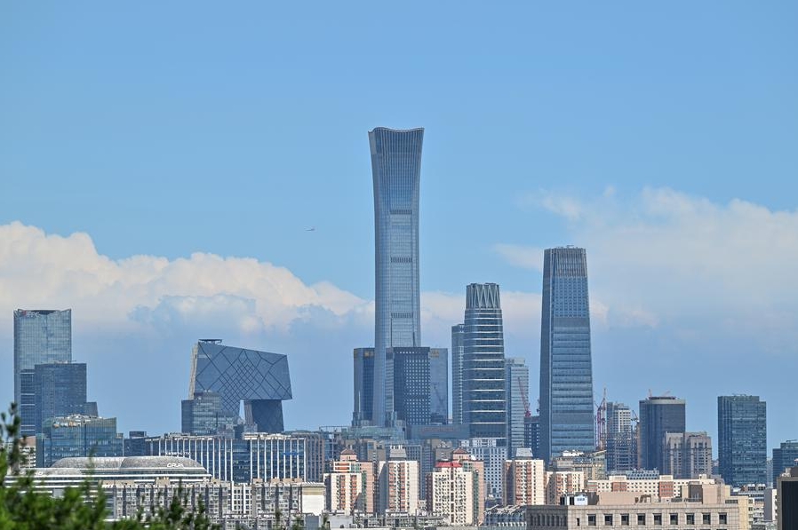 Esta foto, tomada el 12 de agosto de 2024 desde la colina Jingshan, muestra los rascacielos del distrito central de negocios de Beijing, la capital china. (Xinhua/Li Xin)