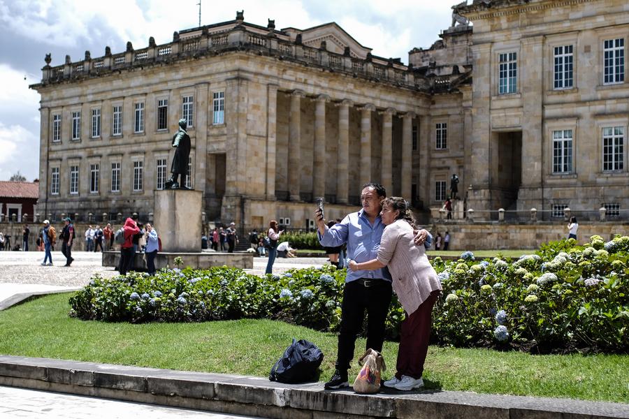 Una pareja se toma una fotografía en la Plaza Núñez en Bogotá, Colombia, el 12 de agosto de 2022. (Xinhua/Jhon Paz)