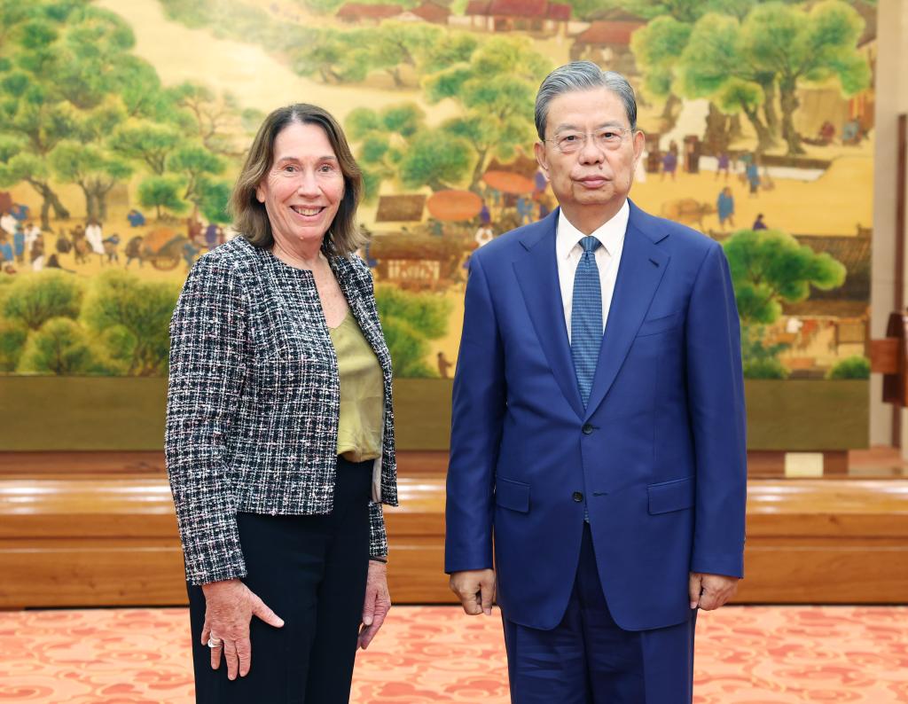 Zhao Leji, presidente del Comité Permanente de la Asamblea Popular Nacional, sostiene conversaciones con la presidenta del Senado australiano, Sue Lines, en el Gran Palacio del Pueblo, en Beijing, capital de China, el 14 de octubre de 2024. (Xinhua/Yao Dawei)