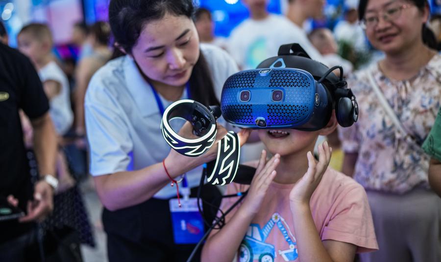 Una niña prueba un dispositivo de realidad virtual durante el primer Festival de Ciencia y Tecnología de Guizhou, en Guiyang, provincia de Guizhou, en el suroeste de China, el 5 de agosto de 2023. (Xinhua/Tao Liang) 