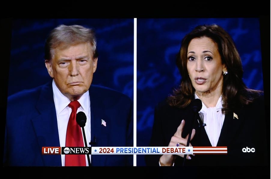 Imagen tomada en el centro de archivo de medios del debate presidencial estadounidense del 10 de septiembre de 2024 de la vicepresidenta de Estados Unidos, Kamala Harris (d), y el expresidente Donald Trump, durante el debate presidencial, en Filadelfia, Estados Unidos. (Xinhua/Li Rui)