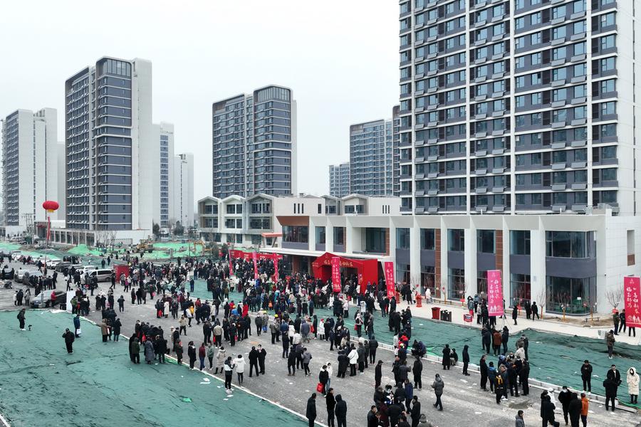 Un grupo de personas espera para recibir las llaves de sus nuevos hogares en un complejo residencial de reubicación en Shijiazhuang, capital de la provincia de Hebei, en el norte de China, el 16 de enero de 2024. (Xinhua/Yang Shiyao)