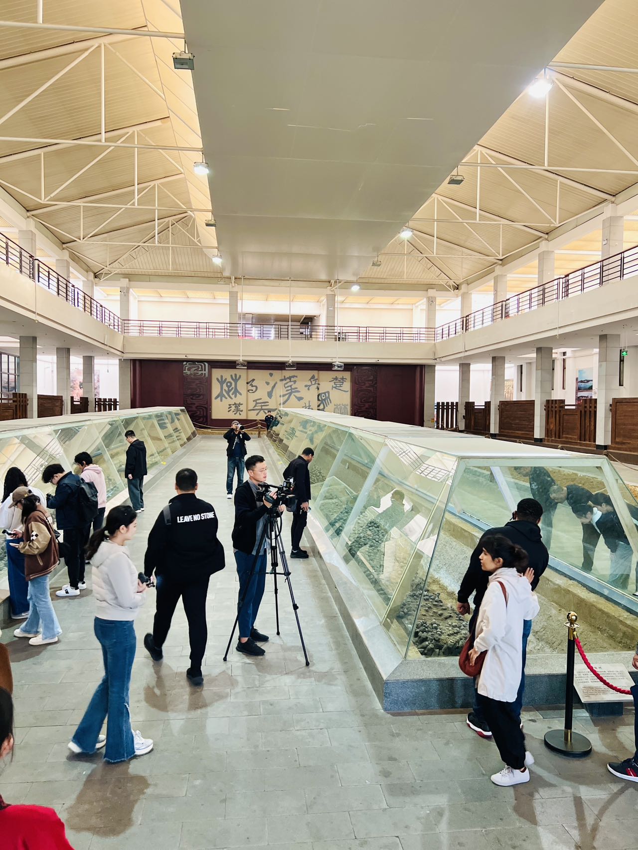 Grupo de periodistas extranjeros visita el Área Cultural Han en Xuzhou y experimenta la historia viva de la ciudad