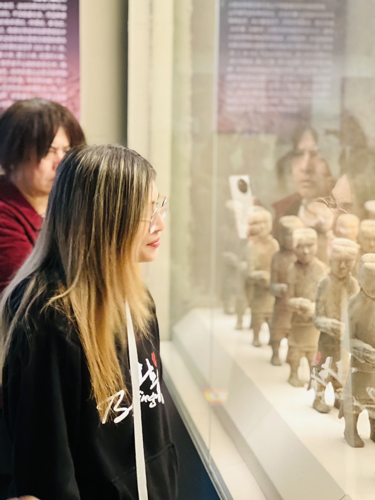 Grupo de periodistas extranjeros visita el Área Cultural Han en Xuzhou y experimenta la historia viva de la ciudad