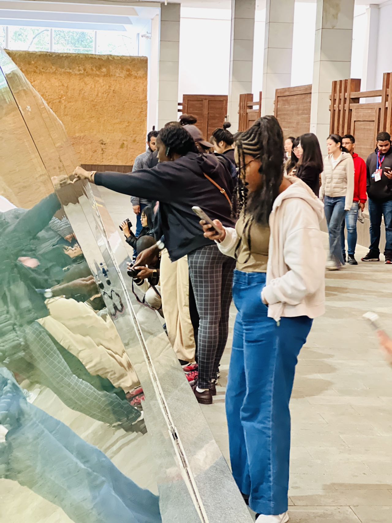 Grupo de periodistas extranjeros visita el Área Cultural Han en Xuzhou y experimenta la historia viva de la ciudad