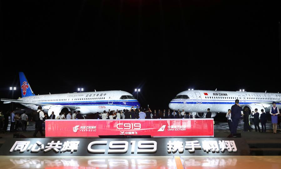 Imagen del escenario de la ceremonia de entrega del avión grande de pasajeros de China C919 en un centro de manufactura de la Corporación de Aviones Comerciales de China (COMAC, siglas en inglés) en Shanghai, este de China, el 28 de agosto de 2024. (Xinhua/Fang Zhe)