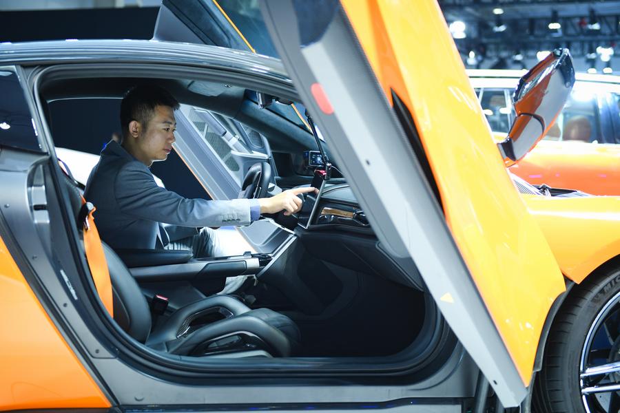 Un empleado del fabricante de automóviles chino GAC Group depura un automóvil deportivo eléctrico durante la Conferencia Mundial de Vehículos Inteligentes Conectados 2024, en Beijing, la capital de China, el 17 de octubre de 2024. (Xinhua/Chen Zhonghao)