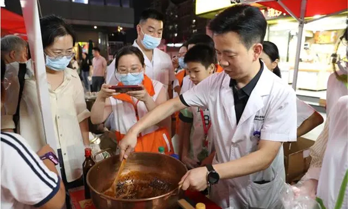 Un mercado nocturno con un médico de medicina tradicional china en la provincia de Guangdong, China. (Foto: Guangzhou Daily)