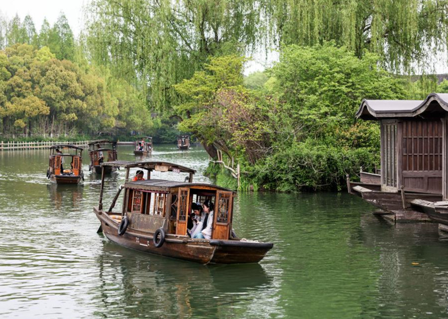 Turistas pasean en botes de remo por el poblado ribereño de Wuzhen, en la ciudad de Jiaxing, provincia oriental china de Zhejiang, el 11 de abril de 2024. (Xinhua/Lan Hongguang)