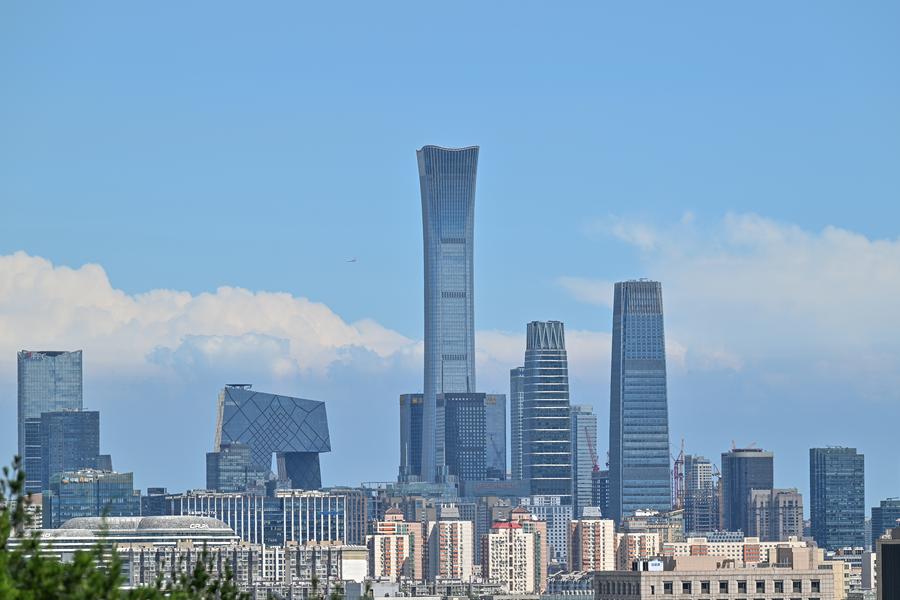 Esta foto tomada desde la colina Jingshan el 12 de agosto de 2024 muestra los rascacielos del distrito central de negocios (CBD) en un día soleado en Beijing, la capital de China. (Xinhua/Li Xin)