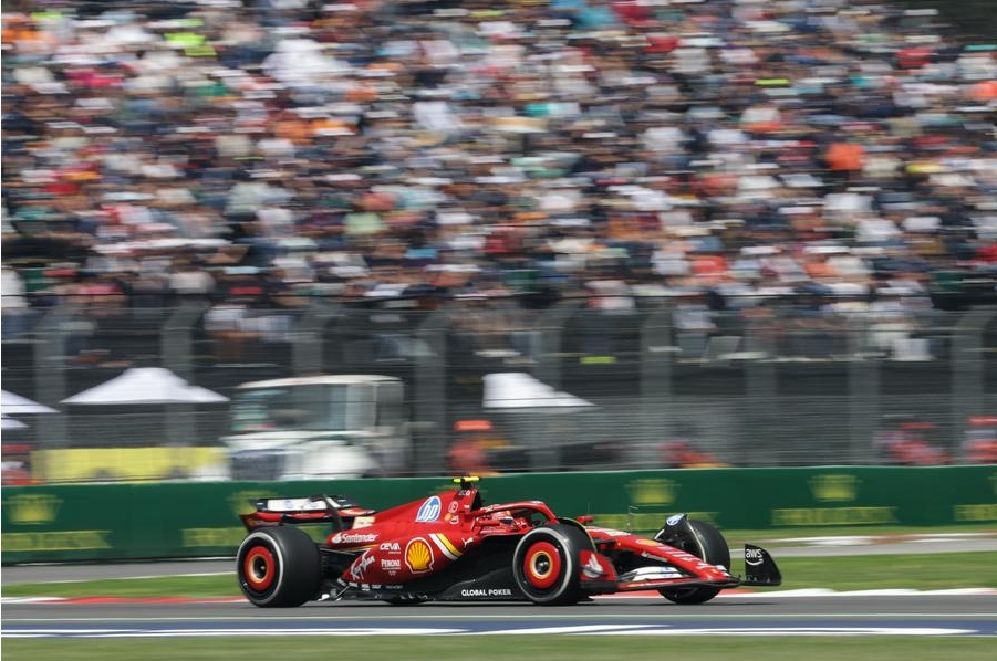 Imagen del 25 de octubre de 2024 del piloto español de la escudería Ferrari, Carlos Sainz, compitiendo durante una sesión de prácticas del Gran Premio de la Ciudad de México de Fórmula 1 2024 en el Autódromo Hermanos Rodríguez, en la Ciudad de México, capital de México. (Xinhua/Francisco Cañedo)