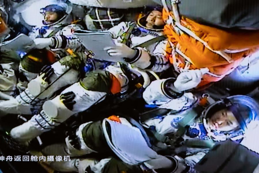 Imagen captada en el Centro de Control Aeroespacial de Beijing el 30 de octubre de 2024 muestra a los tres astronautas de la nave espacial tripulada Shenzhou-19. (Xinhua/Han Qiyang)