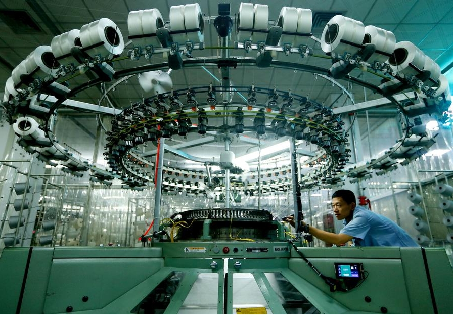 Un trabajador en la línea de producción de una empresa textil en el distrito de Jimo de la ciudad de Qingdao, en la provincia oriental china de Shandong, el 7 de octubre de 2024. (Xinhua/Liang Xiaopeng)