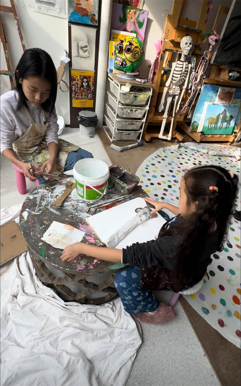 Niños chinos y jóvenes mexicanos decoran en Beijing el altar del Día de Muertos