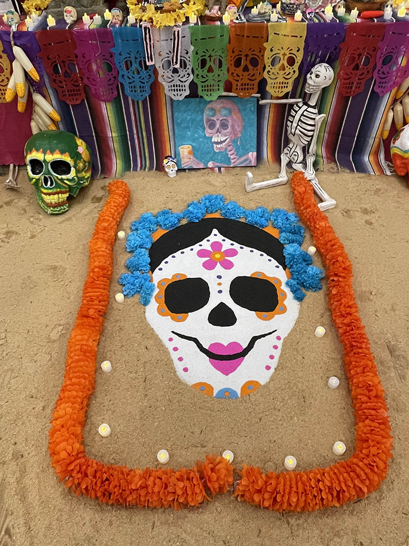 Niños chinos y jóvenes mexicanos decoran en Beijing el altar del Día de Muertos