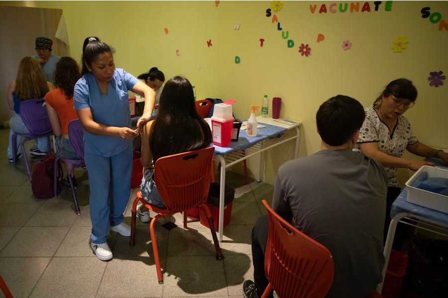 Trabajadoras de la salud aplican dosis de una vacuna contra el dengue a jóvenes durante una campaña de vacunación contra la enfermedad, en la ciudad de Buenos Aires, capital de Argentina, el 30 de septiembre de 2024. (Xinhua/Martín Zabala)