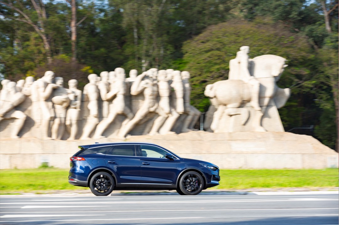 Un vehículo de nueva energía fabricado por el fabricante chino de automóviles BYD pasa por el Monumento a las Bandeiras, un hito en Brasil. (Foto del sitio web oficial de BYD)