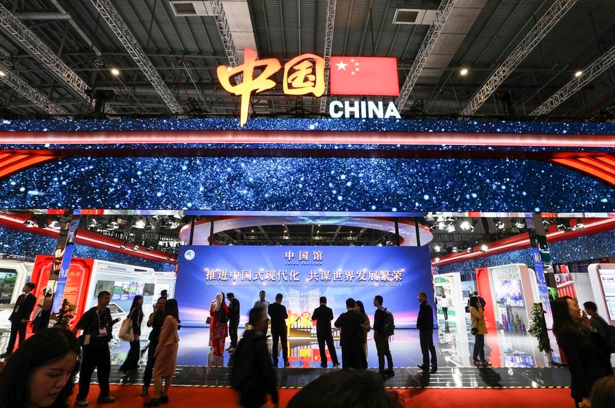 Personas visitan el Pabellón de China durante la séptima Exposición Internacional de Importaciones de China (CIIE, siglas en inglés), en Shanghai, en el este de China, el 5 de noviembre de 2024. (Xinhua/Du Xiaoyi)