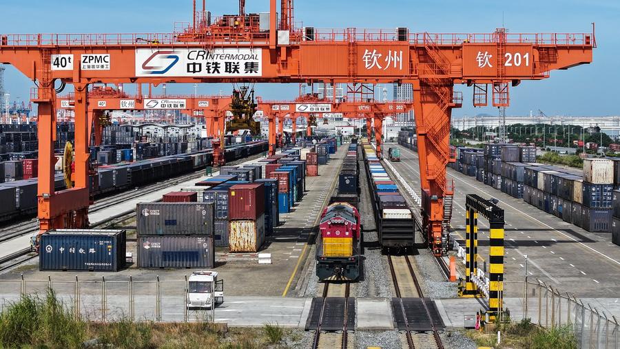 Grúas pórtico cargan contenedores con piezas de vehículos de nueva energía en una estación ferroviaria en Qinzhou, en la región autónoma de la etnia zhuang de Guangxi, en el sur de China, el 24 de octubre de 2024. (Xinhua/Zhang Ailin)