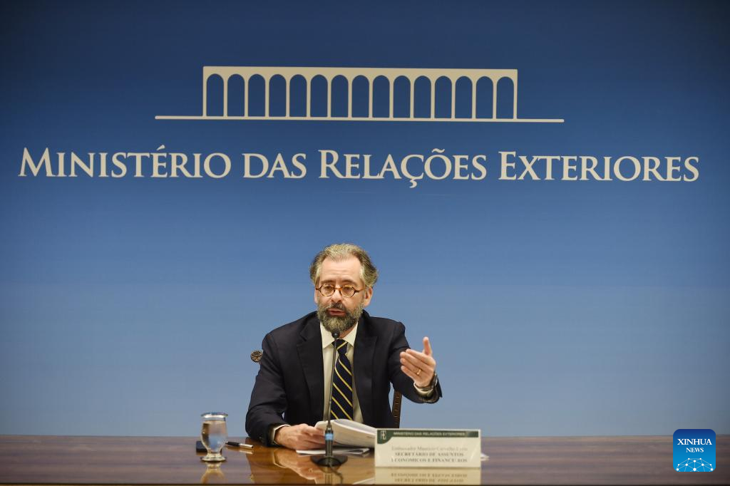 El embajador, Mauricio Lyrio, representante de Brasil ante el Grupo de los Veinte (G20), habla durante una conferencia de prensa en el Palacio de Itamaraty, en Brasilia, Brasil, el 8 de noviembre de 2024. La Cumbre de Líderes del G20, que tendrá lugar en la ciudad brasileña de Río de Janeiro los días 18 y de 19 de noviembre, lanzará la Alianza Global contra el Hambre y la Pobreza, anunció el viernes Lyrio, quien agregó que esta iniciativa cuenta con un amplio consenso entre los miembros y con numerosos interesados en unirse. (Xinhua/Lucio Tavora)