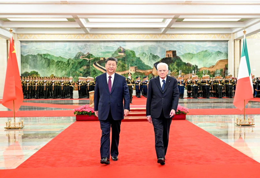 El presidente chino, Xi Jinping, sostiene una ceremonia de bienvenida para el presidente italiano, Sergio Mattarella, en el Salón Norte del Gran Palacio del Pueblo, en Beijing, capital de China, el 8 de noviembre de 2024. Xi sostuvo conversaciones el viernes con Mattarella, quien se encuentra en China para una visita de Estado, en el Gran Palacio del Pueblo en Beijing. (Xinhua/Li Xueren)